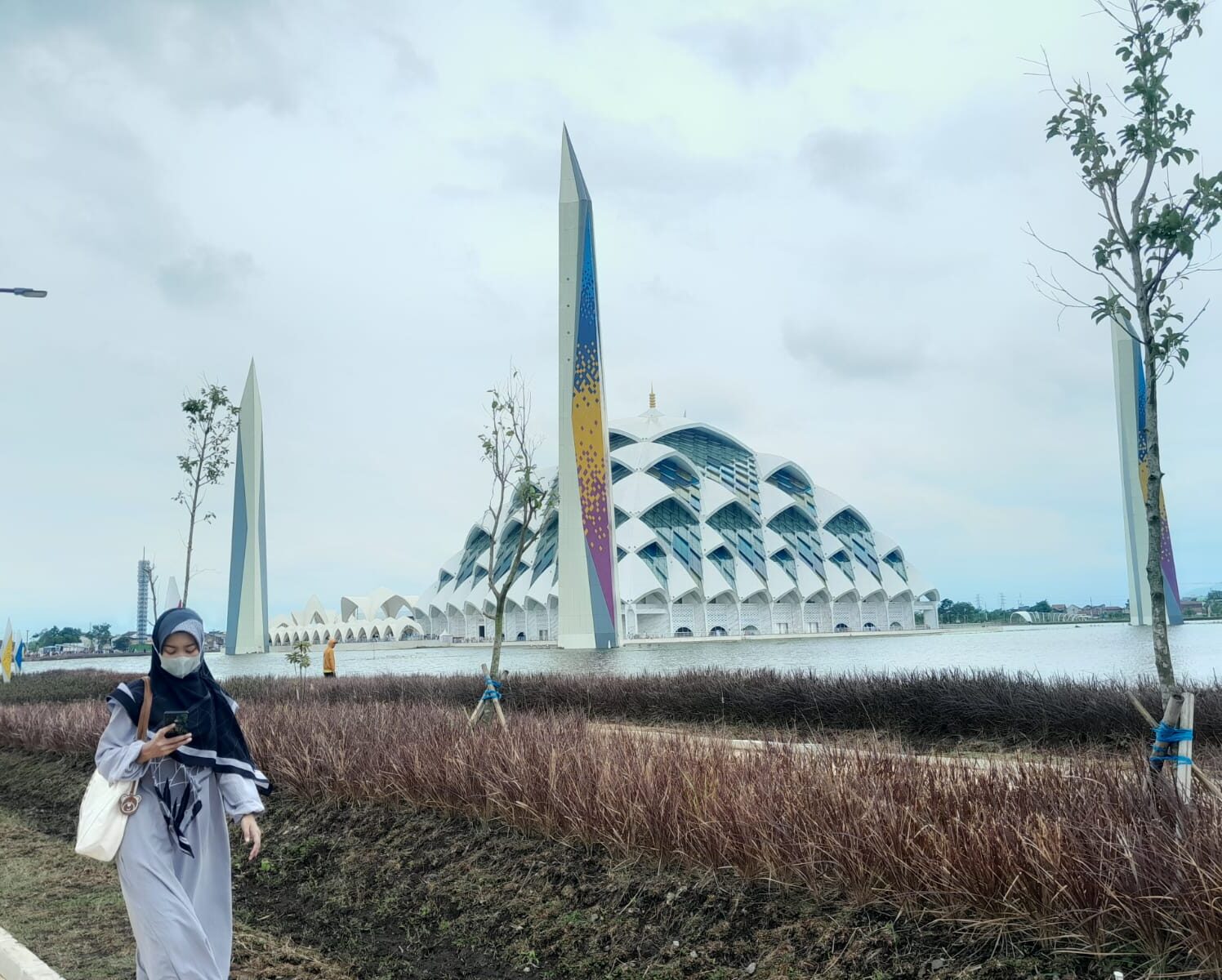 seorang Pengunjung Masjid Al-Jabbar
