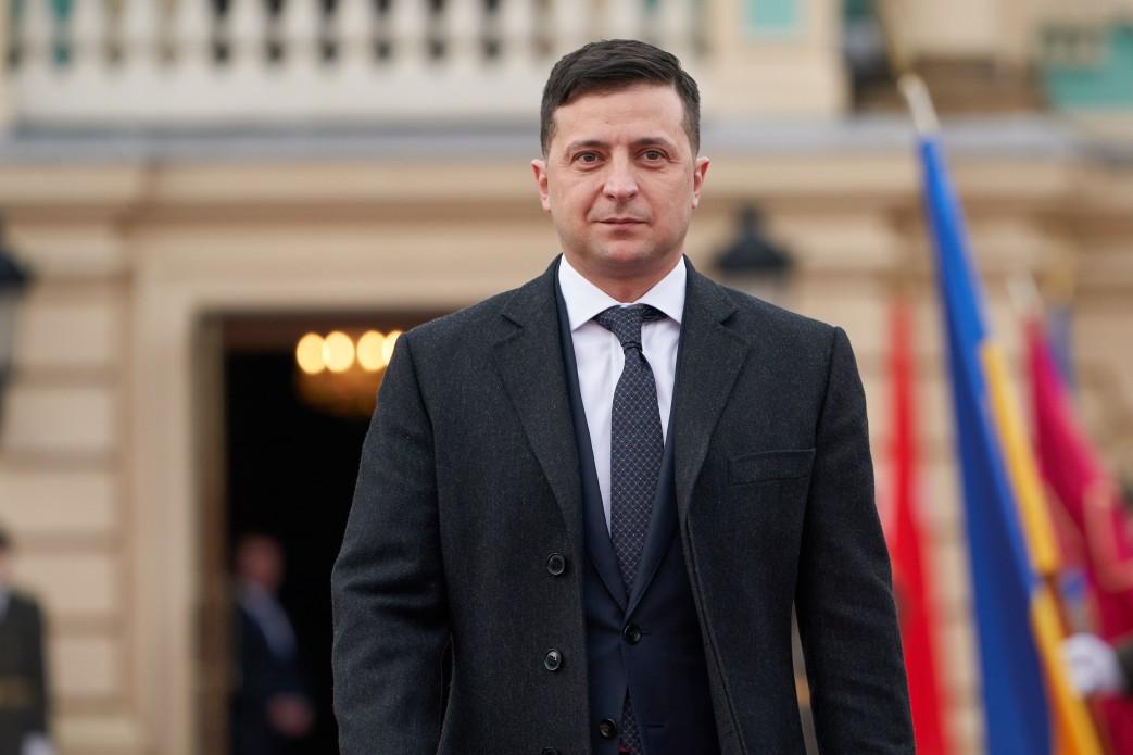 Presiden Ukraina Volodymyr Zelensky menyatakan bantuan senjata dari negara-negara Barat untuk melawan invasi Rusia tidak gratis.